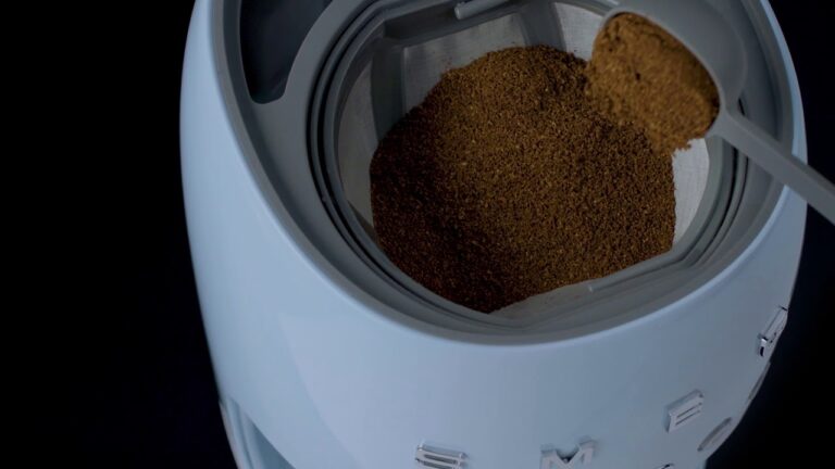 Guia completo da m&aacute;quina de caf&eacute; Smeg: funcionalidades e design